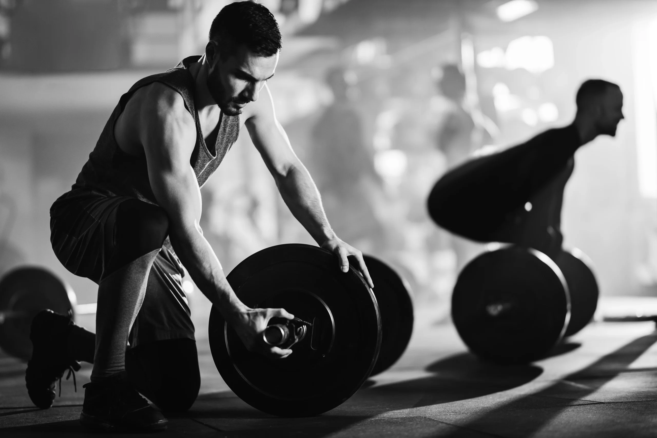 Entrenador personal online especializado en hipertrofia y fuerza con barra de pesas.