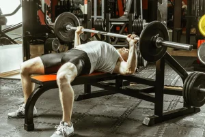 Press banca en un entrenamiento personalizado en el gimnasio
